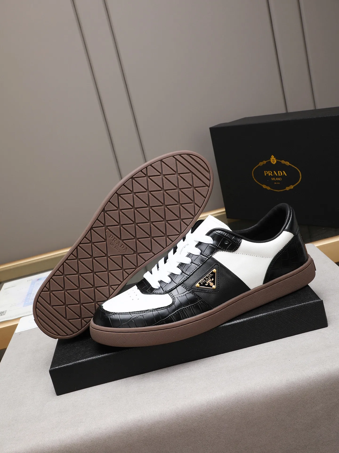 Men's shoes💰420💰 Brand: PRADA (Prada) Standard code: Men's code 38–44 (45 can be customized) Material: Original cowhide, breathable sheep lining Special outsole Style category: Men's fashionable casual sneakers Low-key luxury! Color: actual picture color